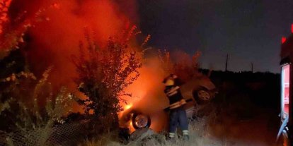 Erzincan’da araç yangını itfaiye ekiplerince söndürüldü