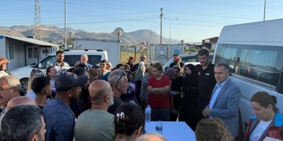 Antakya’da konteynerde yaşayan depremzede vatandaşlara  tahliye süreci anlatıldı