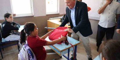 Honaz’da okul çantaları öğrencilere ulaşmaya devam ediyor