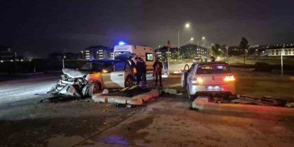 Kavşakta çarpışan 2 araç adeta hurdaya döndü: 3 yaralı