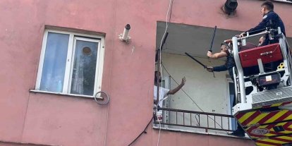 Hastaneye yatmamak için polise bıçak çekip direndi..