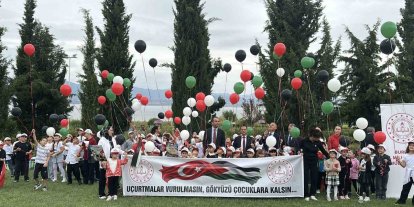 Burdur’da Gazzeli çocuklar için uçurtmalar ve balonlar gökyüzüne bırakıldı