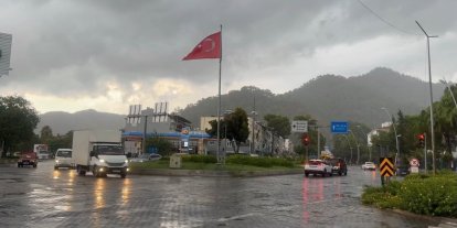 Marmaris’te sağanak yağış başladı