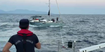 Motoru arızalanıp sürüklenen teknedeki İsrail uyruklu 2 kişiyi Sahil Güvenlik ekipleri kurtardı