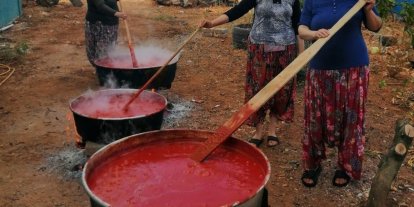 Kışlık salçalar kaynamaya başladı