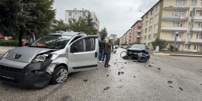 Bir kişinin yaralandığı trafik kazası sonrası yaşanan gerginlik güçlükle yatıştırıldı