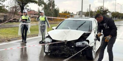 Kontrolden çıkan otomobil önce direği sonra ağacı devirdi: 1 yaralı