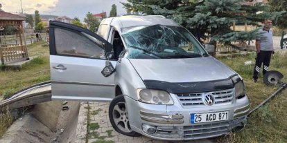 Sarıkamış’ta hafif ticari araç şarampole devrildi: 2 yaralı