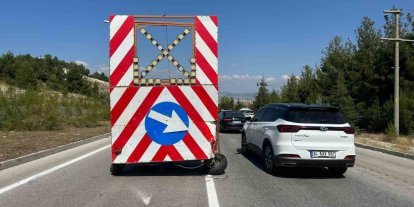 Burdur’da ticari taksi trafik yönlendirme römorkuna çarptı: 1 yaralı