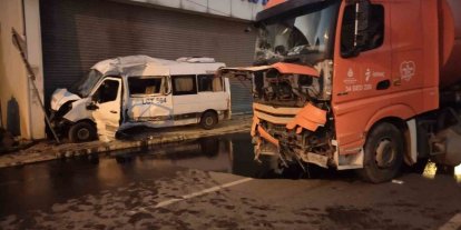 Ümraniye’de servis minibüsü ile İSTAÇ kamyonu çarpıştı: 2 yaralı
