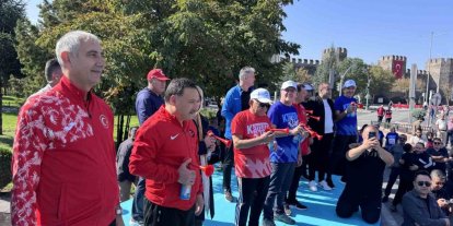 Kayseri 6. Yarı Maraton’da Halk Koşusu protokolün startı ile başladı