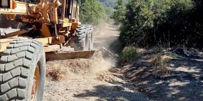Erdek’te zeytin hasadı öncesi bahçe yollarına bakım