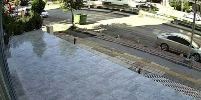 Malatya’da minibüsün karşı şeride geçtiği kazada motokurye saniyelerle kurtuldu
