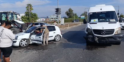 Tur minibüsü ile otomobil çarpıştı: 2 yaralı