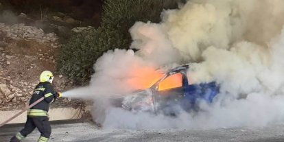 Alev alan otomobil kullanılamaz hale geldi