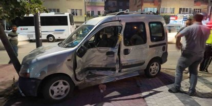 Niğde’de panelvan araç ve motosiklete çarpan hafif ticari araç, ağaca çarparak durabildi: 3 yaralı