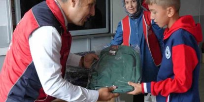 Kütahya’da köy okulundaki öğrencilere kırtasiye desteği