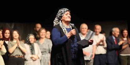 Büyüklerin tiyatro oyunu ayakta alkışlandı