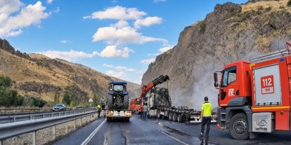 Erzincan-Erzurum kara yolunda hayvan yemi yüklü tır yandı