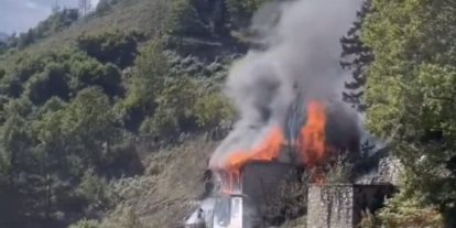 Çıkan yangında ev yanarak kül oldu