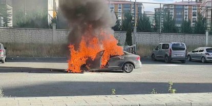 Erzurum’da korkutan araç yangını: Art arda patlamalar yaşandı