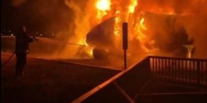 Kars’ta seyir halindeki tır alev alev yandı: Şoför son anda kurtuldu