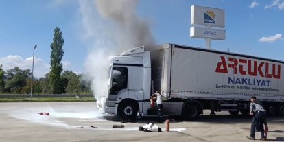 Erzincan’da tırın kupa kısmında çıkan yangın söndürüldü