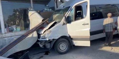 Şanlıurfa’da işçi servisi dükkana daldı: 10 yaralı