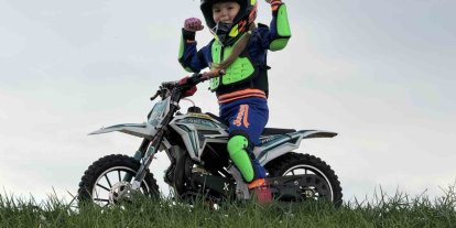 Minik İkra motosiklet ile tepeleri aşıyor, Zayn ile yarışmak istiyor