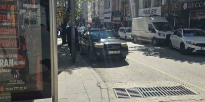 Minibüs durağına park eden duyarsız sürücü tepkilere neden oldu