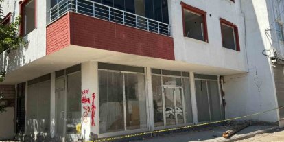 Hasarlı bina deprem sonrası korkuttu