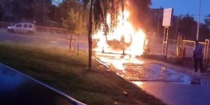 Arnavutköy’de seyir halindeki kamyonet alev topuna döndü