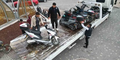 Bolvadin’de polis ekipleri denetimi elden bırakmıyor