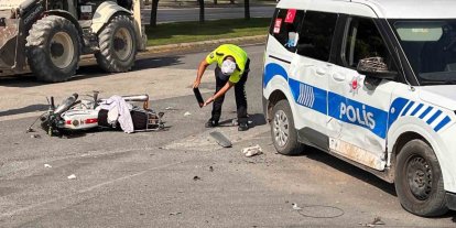 Motosiklet polis aracı ile çarpıştı: 2 yaralı