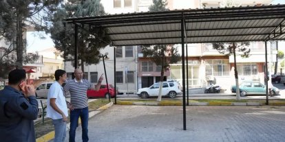 Germencik’te minibüs durağına gölgelik tente uygulaması