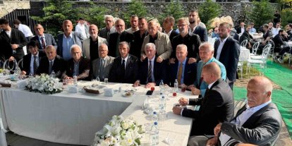 Saral ailesi yemekte bir araya geldi