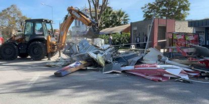 Mahkeme kararının ardından Mudanya’daki büfe yıkıldı