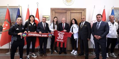 Yüksekova Spor Kadın Futbol Takımı’ndan Bakan Güler’e ziyaret