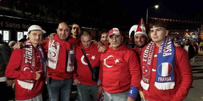 Milli maç için stadyuma akın eden binlerce vatandaş renkli görüntüler oluşturdu