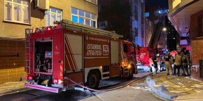 Esenler’de 4 katlı boş binanın çatısında yangın