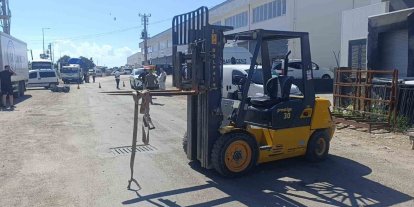 Forkliftin vinç demirine başını çarpan motosiklet sürücüsü kaldırıldığı hastanede öldü