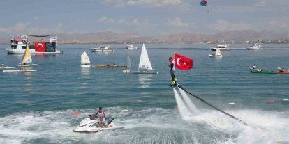 Van’da GölFest heyecanı: Türk bayrağıyla flyboard gösterisi nefes kesti