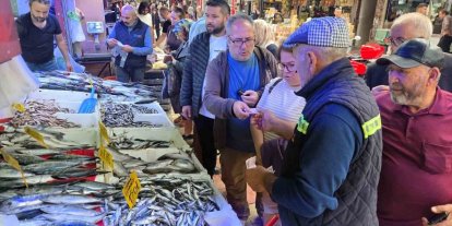 Kiloluk palamut 90 TL’ye düşünce vatandaş tezgahlara akın etti