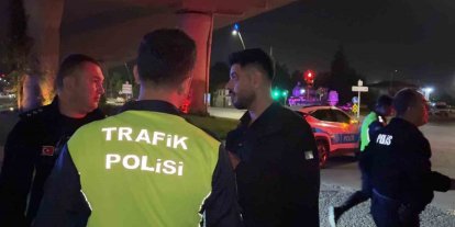 ‘Dur’ ihtarına uymayarak gözden kaybolan sürücü kaza yapmış halde yakalandı: 2 yaralı