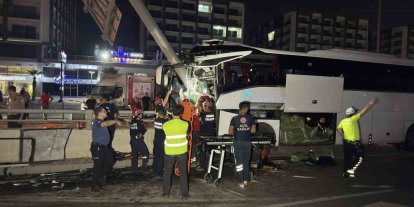 Adana’da yolcu otobüsü alt geçit duvarına çarptı: 11 yaralı