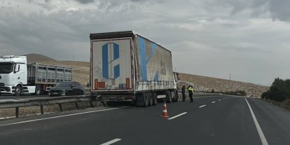 Sivrihisar’da tır bariyerlere çarptı: Şans eseri yaralanan olmadı