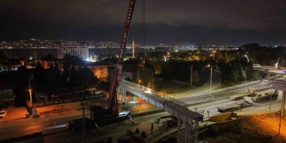 Başiskele Kavşağı’nda 80 tonluk tabliye gece operasyonuyla yerine konuldu
