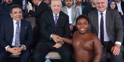 Cumhurbaşkanı Erdoğan’ın sohbet ettiği Tanzanyalı minik güreşçi, o anları anlattı