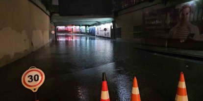 Taksim’de beklenen sağanak bir anda bastırdı: Zincirlikuyu alt geçidini su bastı