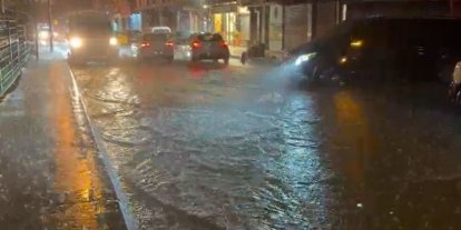 Küçükçekmece’de yollar göle döndü, rögarlar taştı